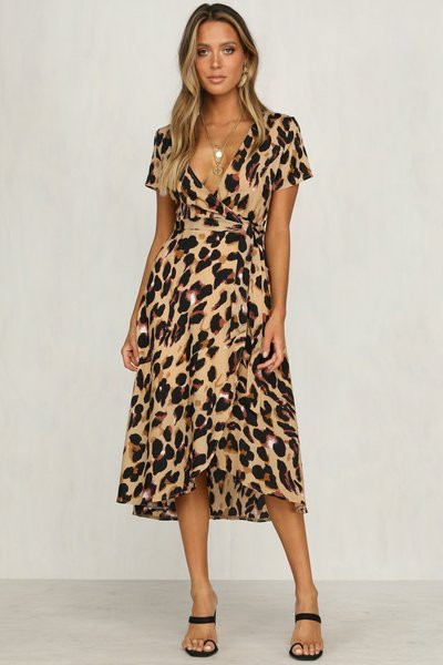 Stílusos női ruha leopárd mintával és V-nyakkal