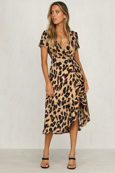 Stílusos női ruha leopárd mintával és V-nyakkal