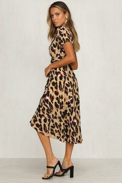 Stílusos női ruha leopárd mintával és V-nyakkal