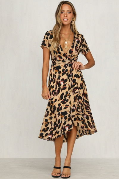 Stílusos női ruha leopárd mintával és V-nyakkal