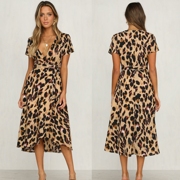 Stílusos női ruha leopárd mintával és V-nyakkal