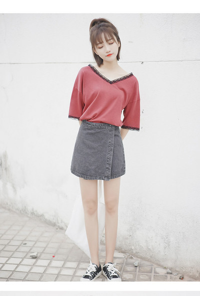 Stílusos női blúz két színben, csipkével és V-nyakkal