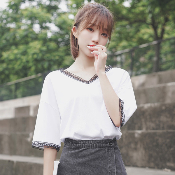 Stílusos női blúz két színben, csipkével és V-nyakkal