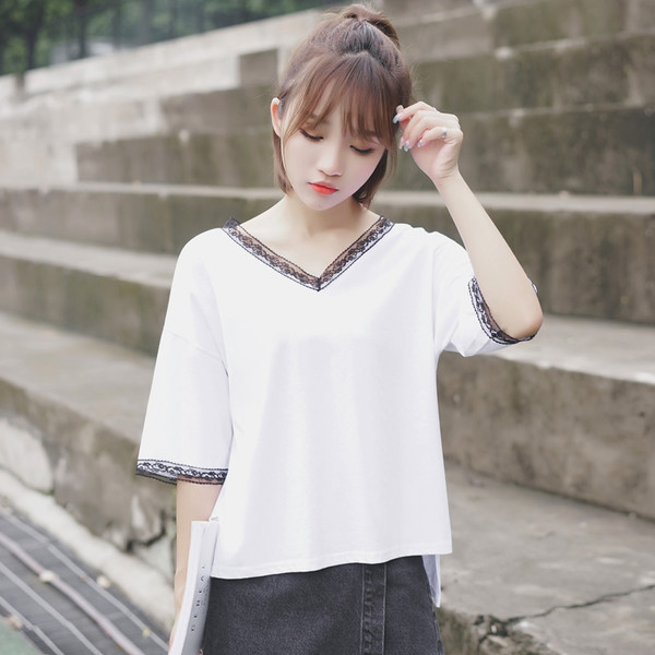 Stílusos női blúz két színben, csipkével és V-nyakkal