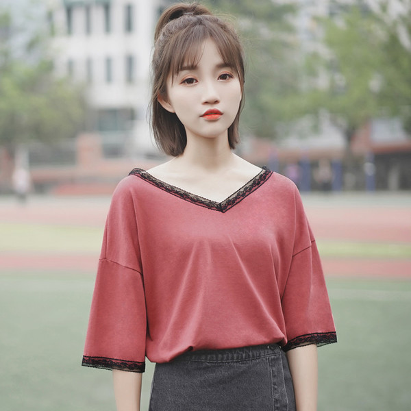 Stílusos női blúz két színben, csipkével és V-nyakkal