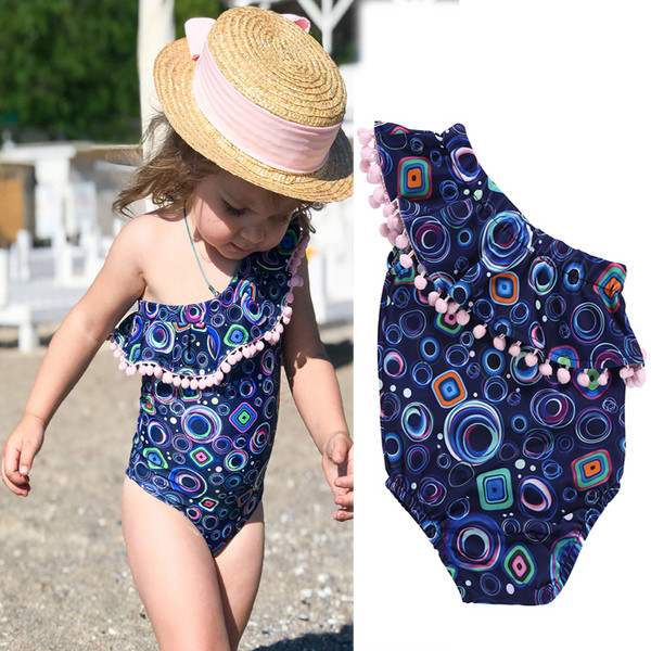 Stílusos gyermek teljes fürdőruha egy pánttal és színes mintával