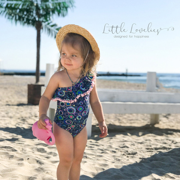 Stílusos gyermek teljes fürdőruha egy pánttal és színes mintával