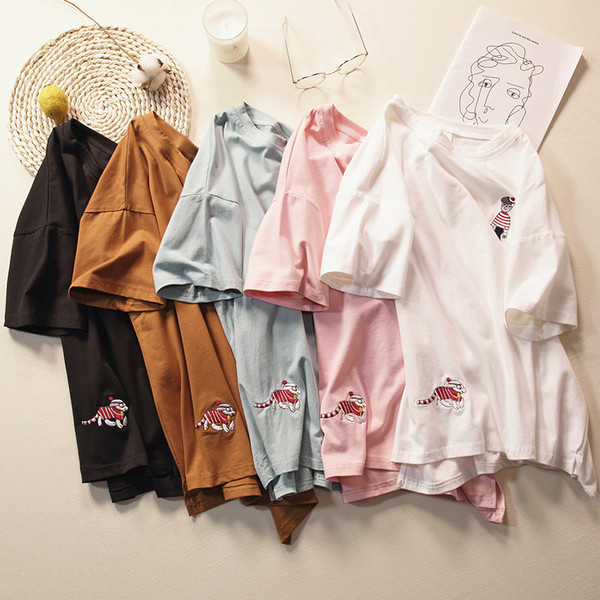 Modern női blúz rövid ujjal, több színben hímzéssel