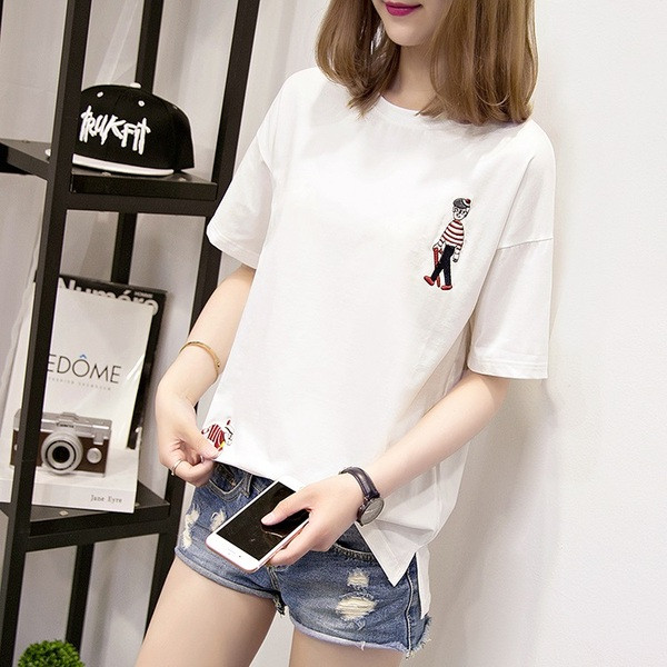 Modern női blúz rövid ujjal, több színben hímzéssel