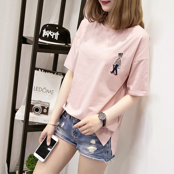 Modern női blúz rövid ujjal, több színben hímzéssel