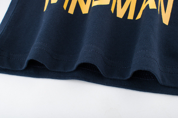 Μοντέρνα παιδική μπλούζα για αγόρια με εφαρμογή και επιγραφή