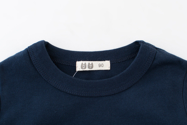 Μοντέρνα παιδική μπλούζα για αγόρια με εφαρμογή και επιγραφή