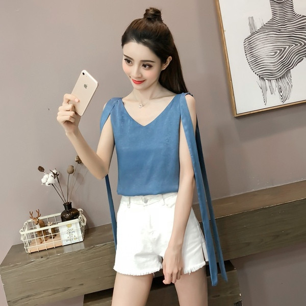 Modern női felső V-nyakkal, fehér és kék színben