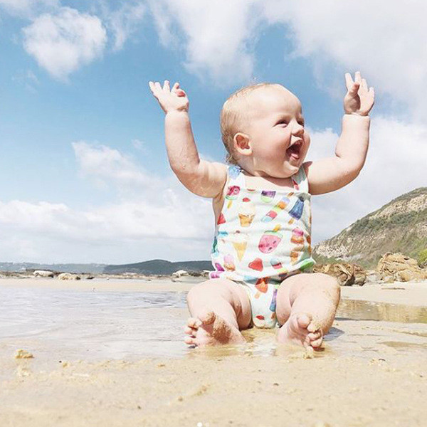 Modern, fehér színű, mintás gyermek teljes fürdőruha