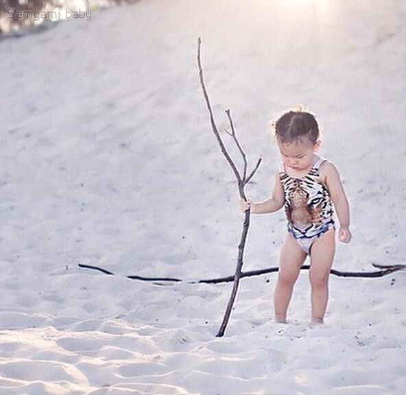 Μοντέρνο παιδικό μαγιό για κορίτσια με μεγάλους ιμάντες και εκτύπωση
