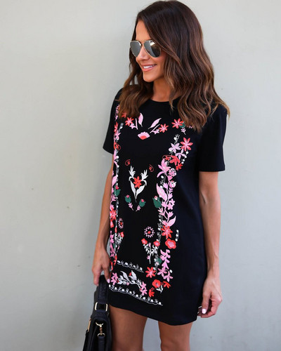 Modern női ruha színes fekete rátéttel