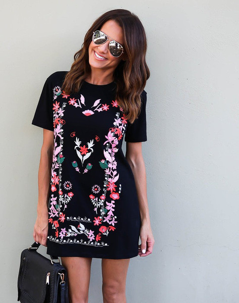 Modern női ruha színes fekete rátéttel