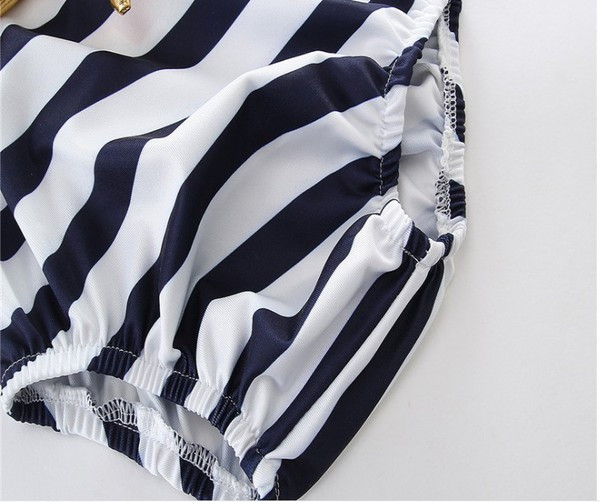 Csíkos gyerek fürdőruha csupasz háttal és szalaggal