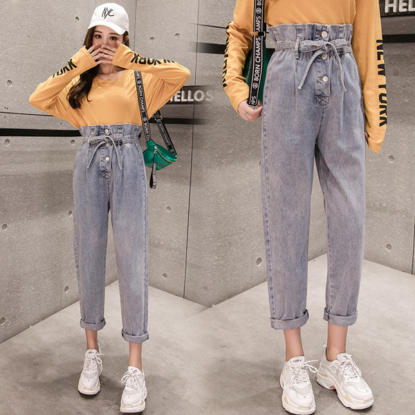 Μοντέρνα γυναικεία τζιν ψηλόμεσα σε ανοιχτό χρώμα