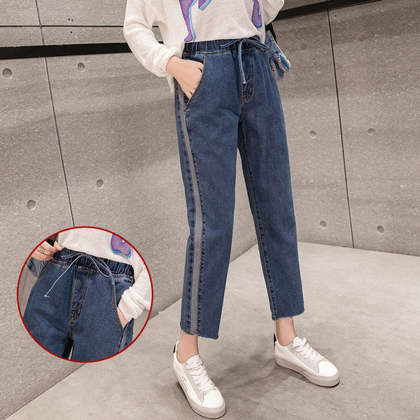 Blugi de damă actuali cu talie standard într-o culoare închisă