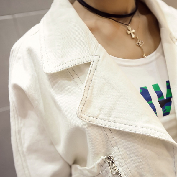 Γυναικείο μπουφάν τζιν σε λευκό χρώμα - μικρό μοντέλο