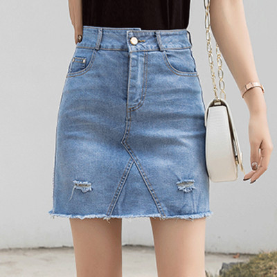 Μοντέρνα γυναικεία φούστα σε ανοιχτό χρώμα