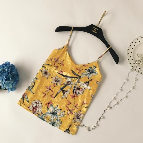 Modern női felső, vékony pántokkal, többféle színben