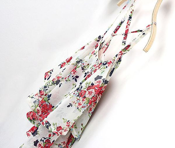 Női felső vékony pántokkal és virágmintával