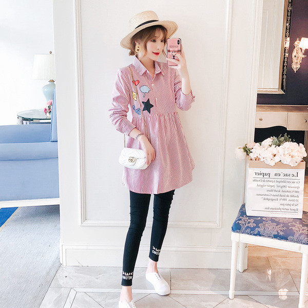 Modern, kék és rózsaszín tunika, rátéttel terhes nők számára