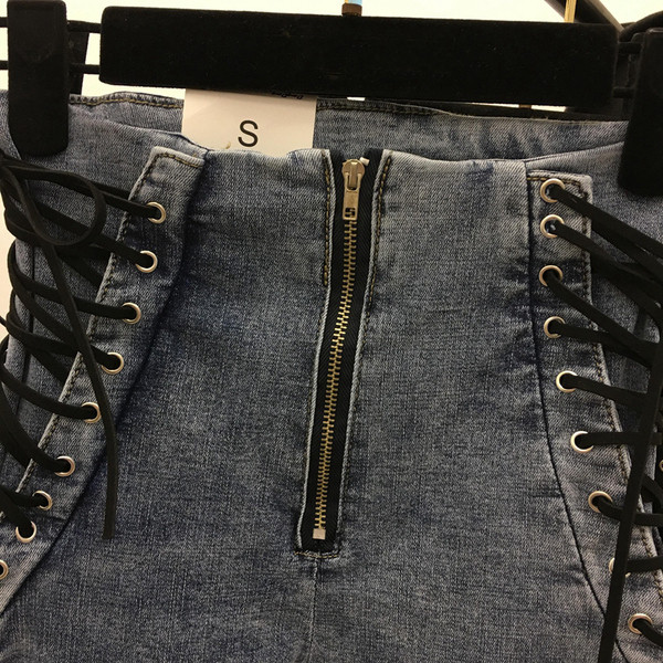 Μοντέρνα γυναικεία Slim τζιν με φερμουάρ και κορδόνια σε μπλε και μαύρο χρώμα