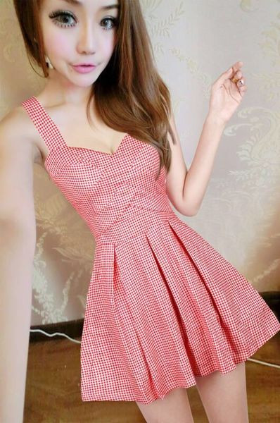 Aktuális női szabású ruha különböző színekben