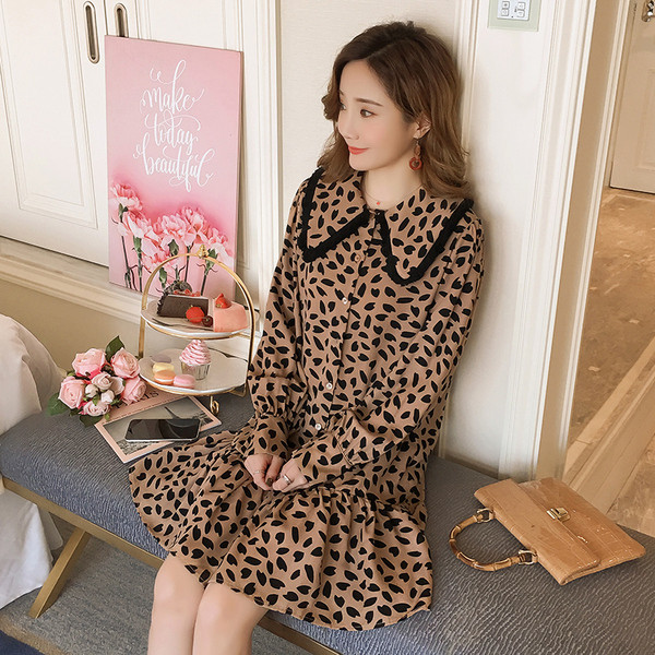 Stílusos leopárdmintás ruha terhes nők számára