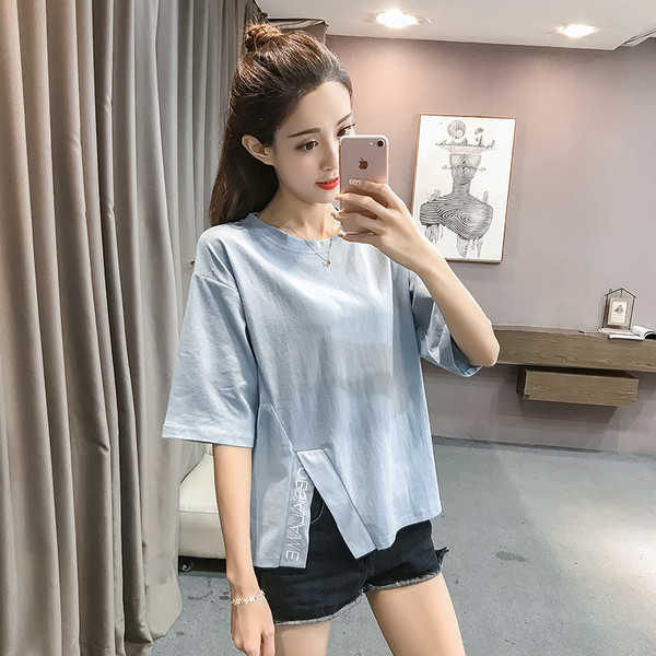 Μοντέρνα γυναικεία μπλούζα σε διάφορα χρώματα με σχισμή