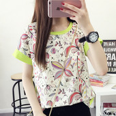 Μοντέρνα γυναικεία μπλούζα σε λευκό με floral μοτίβα