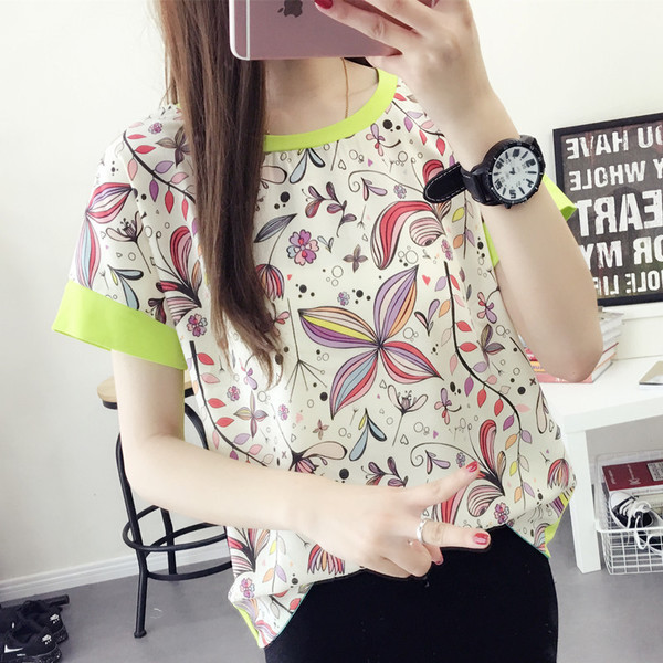 Μοντέρνα γυναικεία μπλούζα σε λευκό με floral μοτίβα