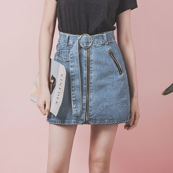 Aktuális női farmerszoknya elöl cipzárral