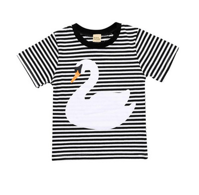 Hétköznapi gyerekpóló különféle alkalmazásokkal, lányoknak és fiúknak egyaránt