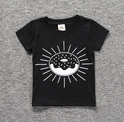 Hétköznapi gyerekpóló különféle alkalmazásokkal, lányoknak és fiúknak egyaránt