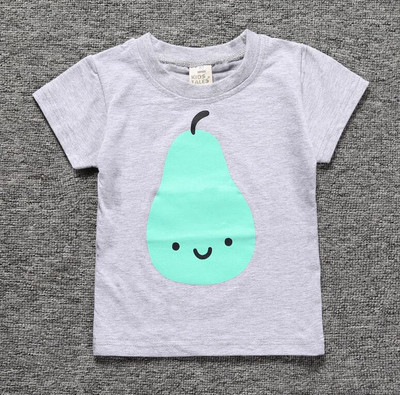 Hétköznapi gyerekpóló különféle alkalmazásokkal, lányoknak és fiúknak egyaránt