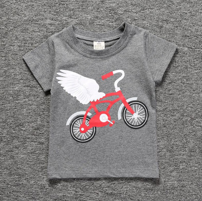 Hétköznapi gyerekpóló különféle alkalmazásokkal, lányoknak és fiúknak egyaránt