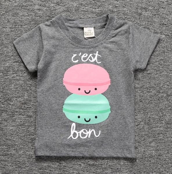 Hétköznapi gyerekpóló különféle alkalmazásokkal, lányoknak és fiúknak egyaránt