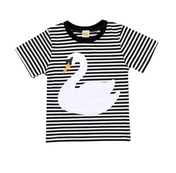 Hétköznapi gyerekpóló különféle alkalmazásokkal, lányoknak és fiúknak egyaránt