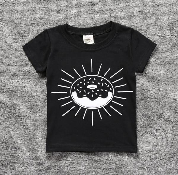 Hétköznapi gyerekpóló különféle alkalmazásokkal, lányoknak és fiúknak egyaránt