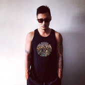 Μοντέρνο ανδρικό μπλουζάκι ς με δίχρωμη εφαρμογή