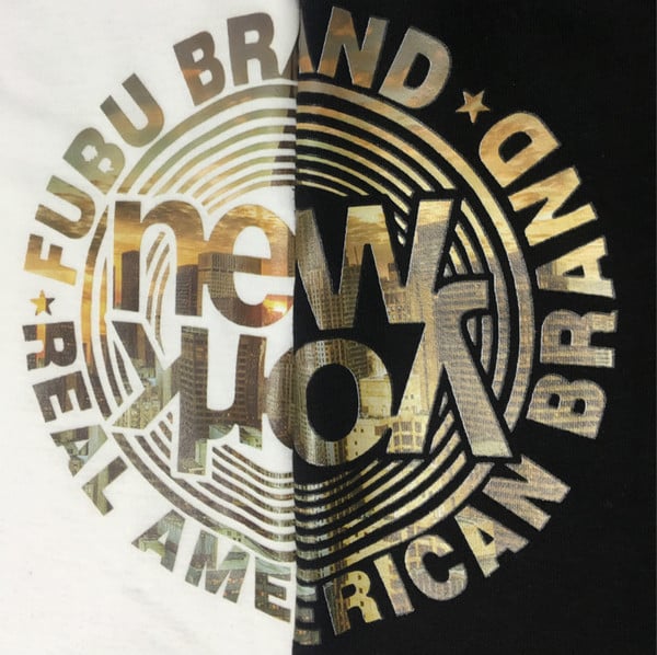 Μοντέρνο ανδρικό μπλουζάκι ς με δίχρωμη εφαρμογή