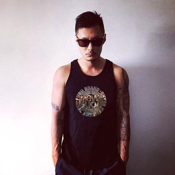 Μοντέρνο ανδρικό μπλουζάκι ς με δίχρωμη εφαρμογή