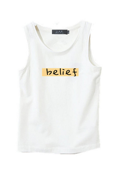 Két színben, felirattal ellátott, hétköznapi férfi felső