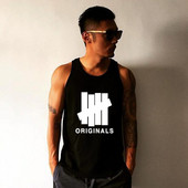 Μοντέρνο ανδρικό μπλουζάκι με επιγραφή και εφαρμογή δύο χρωμάτων