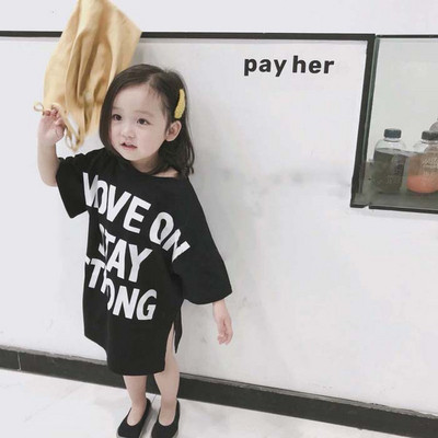 Модерна детска тениска дълъг модел с надиси в черен и бял цвят