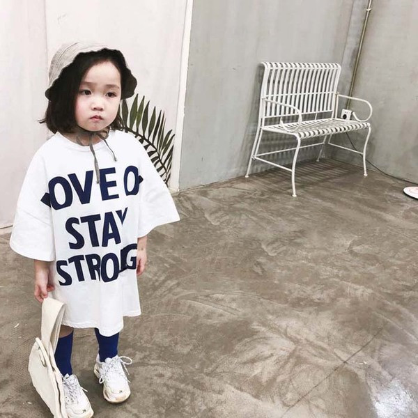 Modern gyerek póló hosszú modell fekete-fehér túlnyúlásokkal